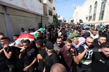 الفلسطينيون يشيعون جثامين ثلاثة شهداء في جنين وغزة